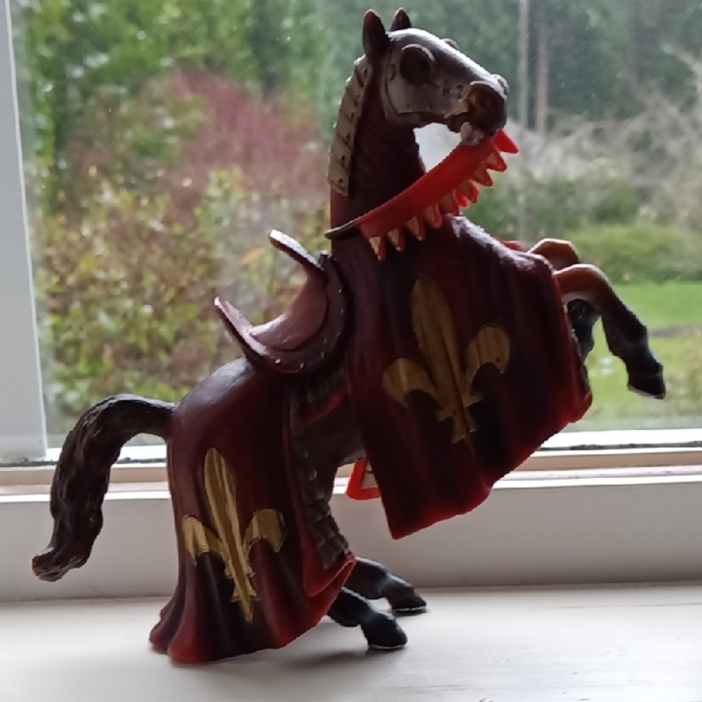 Schleich World of Knights Reared Horse Red Gold 2003 Figure
